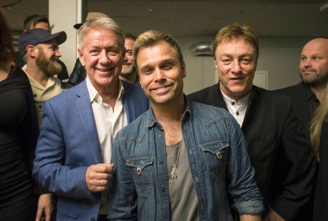 - VIL HJELPE: Rune Larsen (fra v.), Christian Ingebrigtsen og Tor Enderesn synger på den nye CD-singelen "Når båten seiler inn" sammen med oiver 30 andre norske toppartister og Carola. Foto: Tor Lindseth - VIL HJELPE: Rune Larsen (fra v.), Christian Ingebrigtsen og Tor Enderesn synger på den nye CD-singelen "Når båten seiler inn" sammen med oiver 30 andre norske toppartister og Carola. Foto: Tor Lindseth